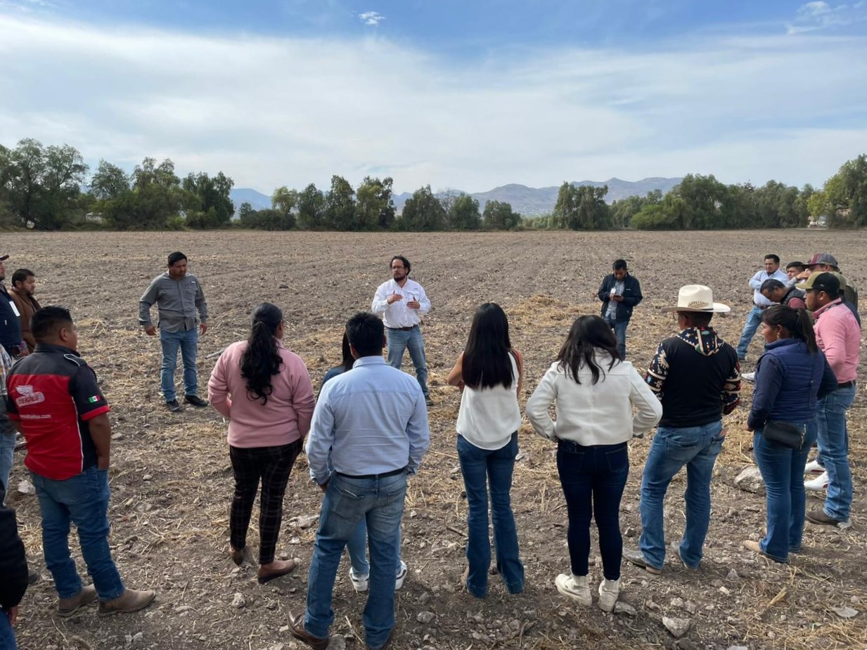 Capacitación agrícola con participantes en campo
