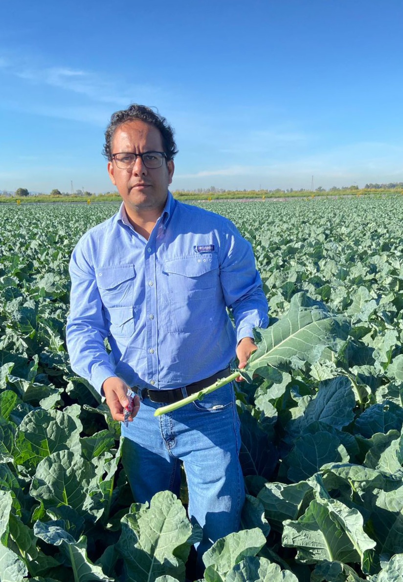 Jesús Arévalo Zarco sosteniendo un brócoli en el campo